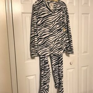 2 piece zebra  footie pajama set(NWT)